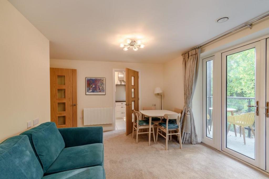 8525565-interior10 (Medium).jpg