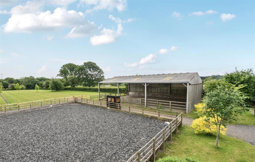 Lunging barn approx.18mx15m