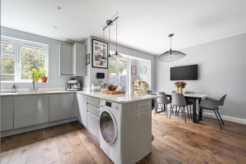 Larkshall Crescent E4