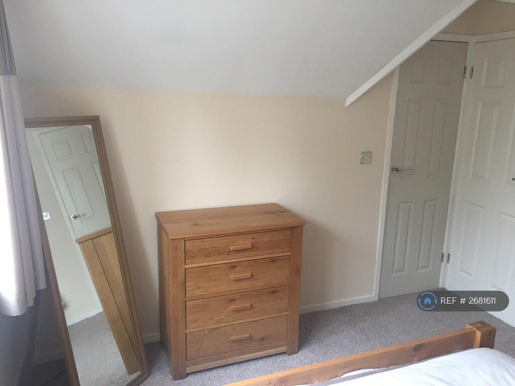 Bedroom 1 Photo b