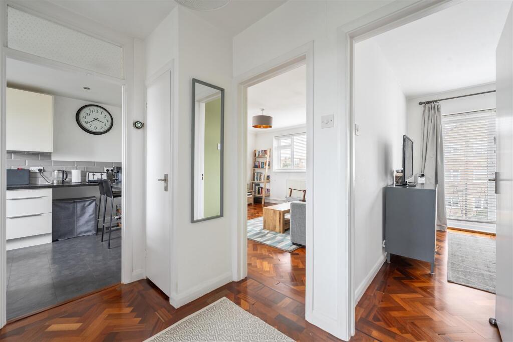 Snakes Lane West, IG8