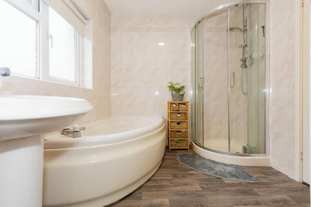 Bathroom 1.jpg