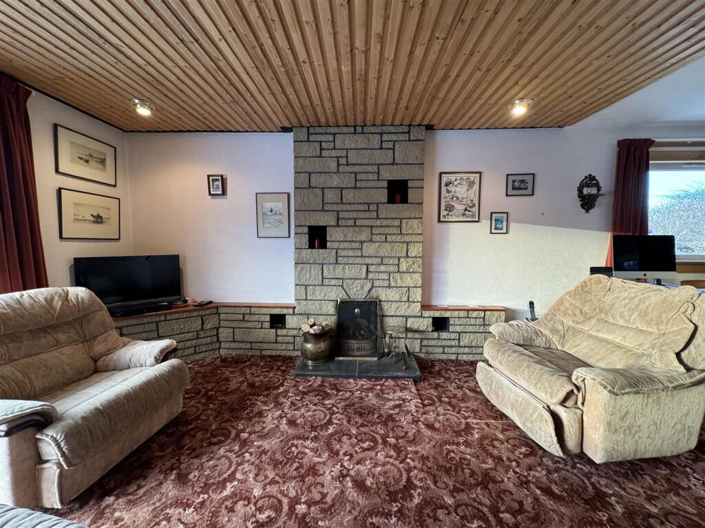 LOUNGE 3.JPG