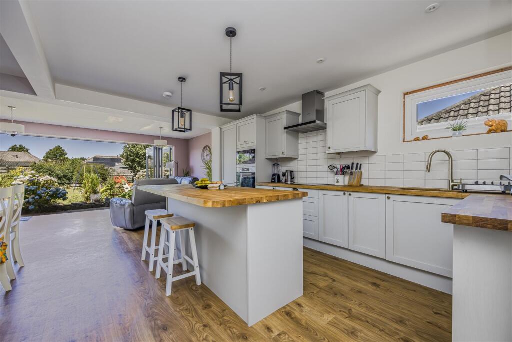 14 Nore Crescent, Emsworth-PorticoMarketing-Nexa-2