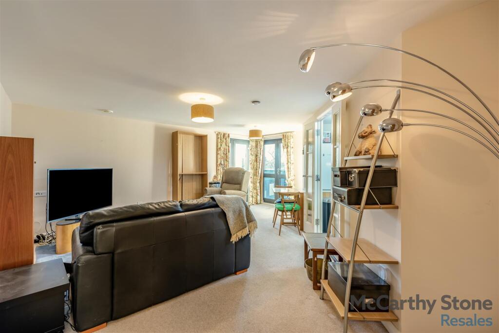 8674139-interior06.jpg