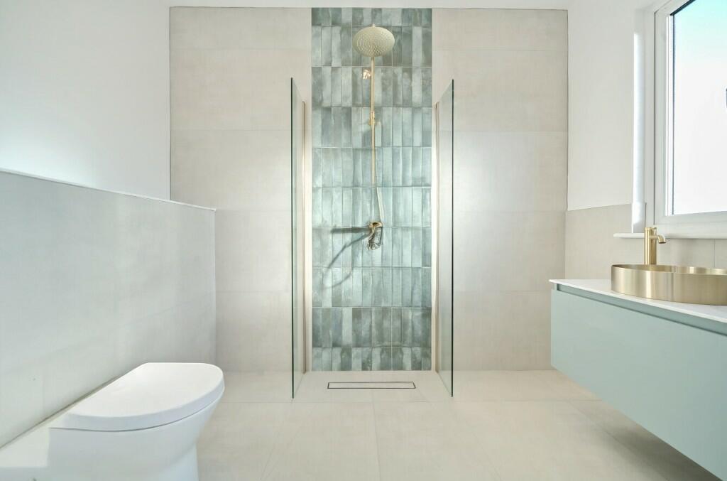 Ensuite to guest 