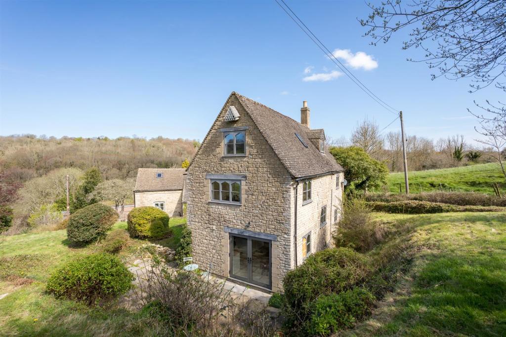 17 - Christmas Cottage - GL6 8JG - Web.jpg