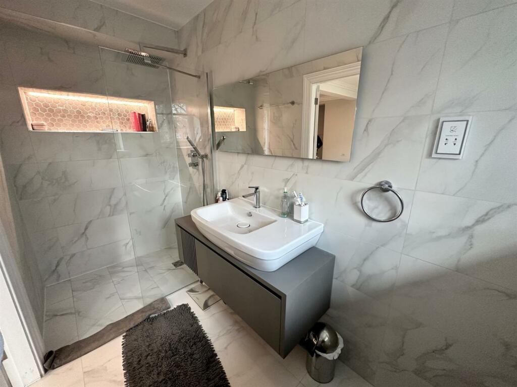 ensuite.jpg