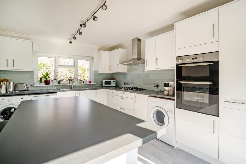 Windrush 295858 -...
