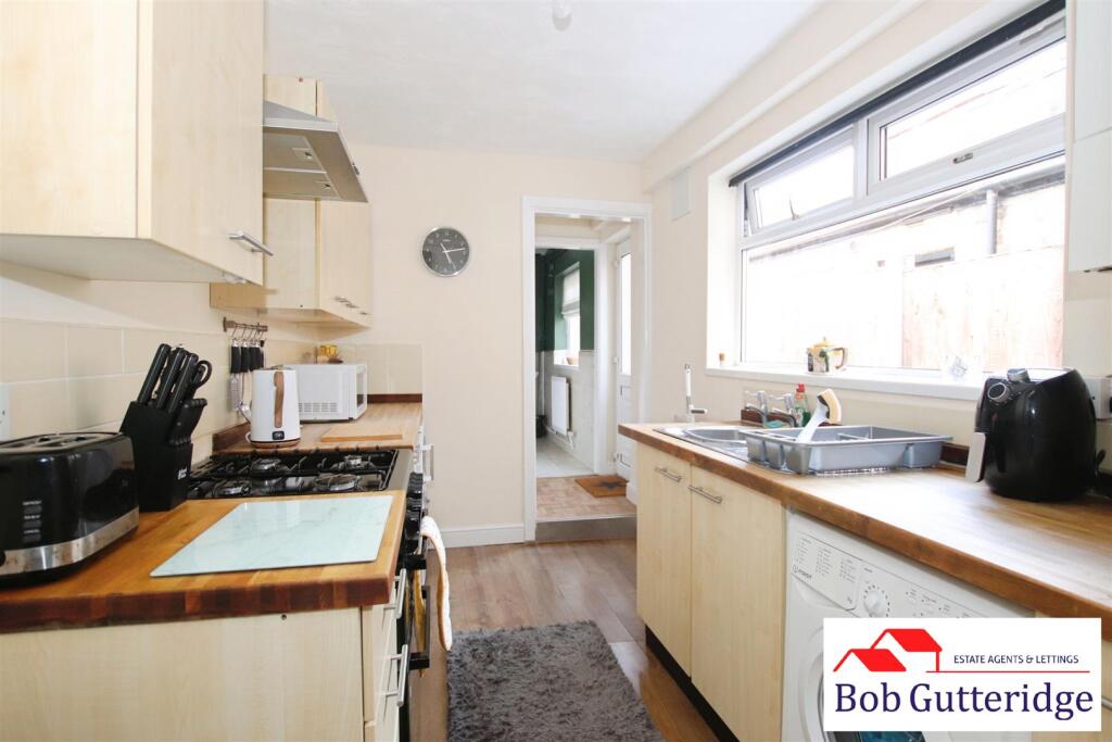 FITTED KITCHEN
