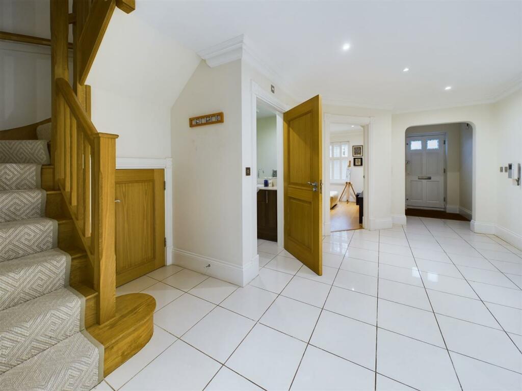 3 Grange Court NEW ST entrance hall.jpg