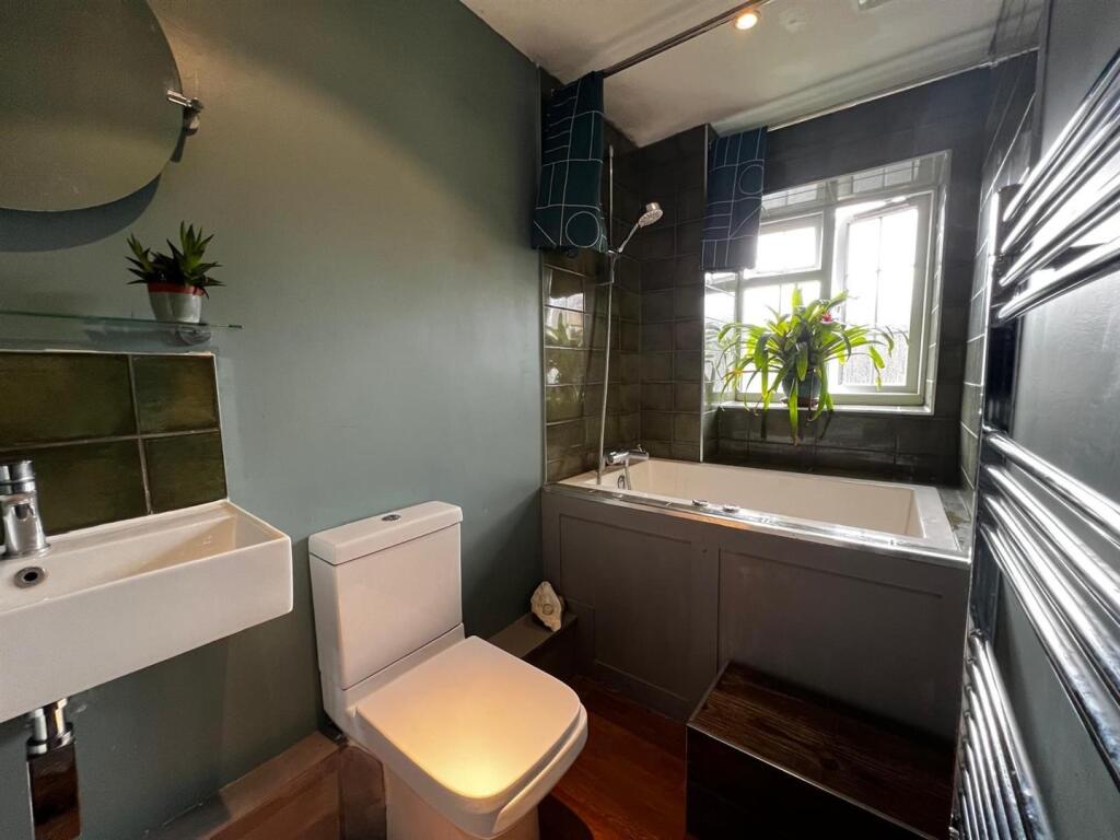 7 Partridge Court bathroom.jpg