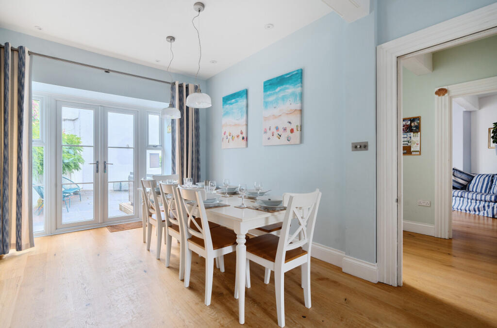 1298997-19-684863...