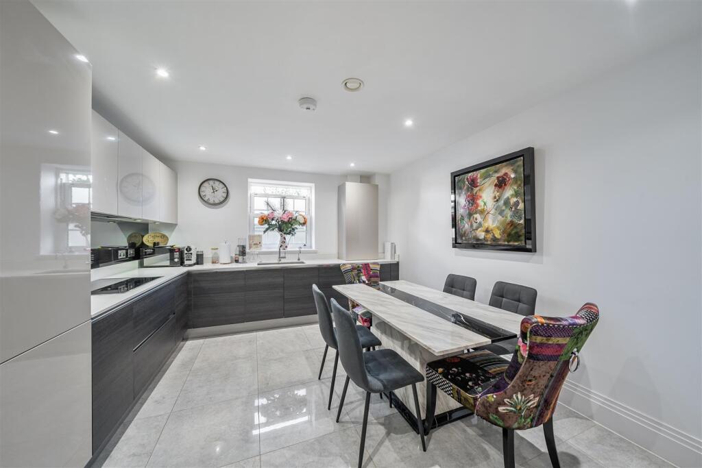 Kitchen/Breakfast Room: