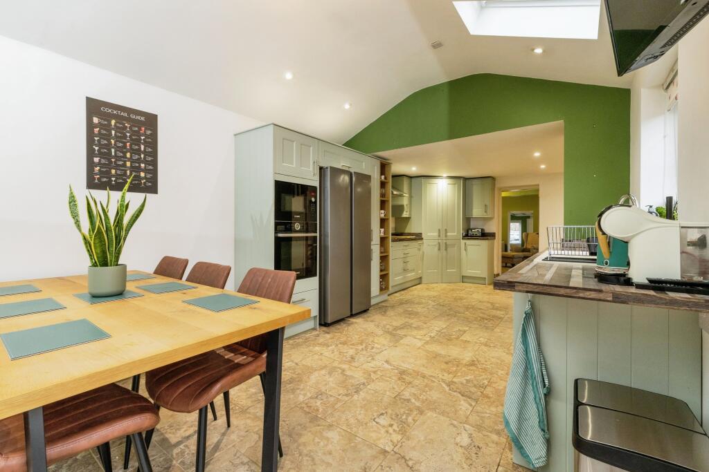 Kitchen/dining/living space