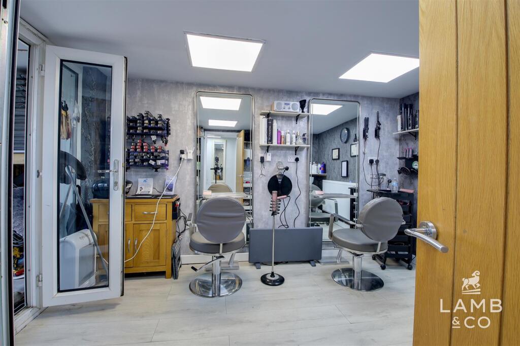 STUDIO/SALON