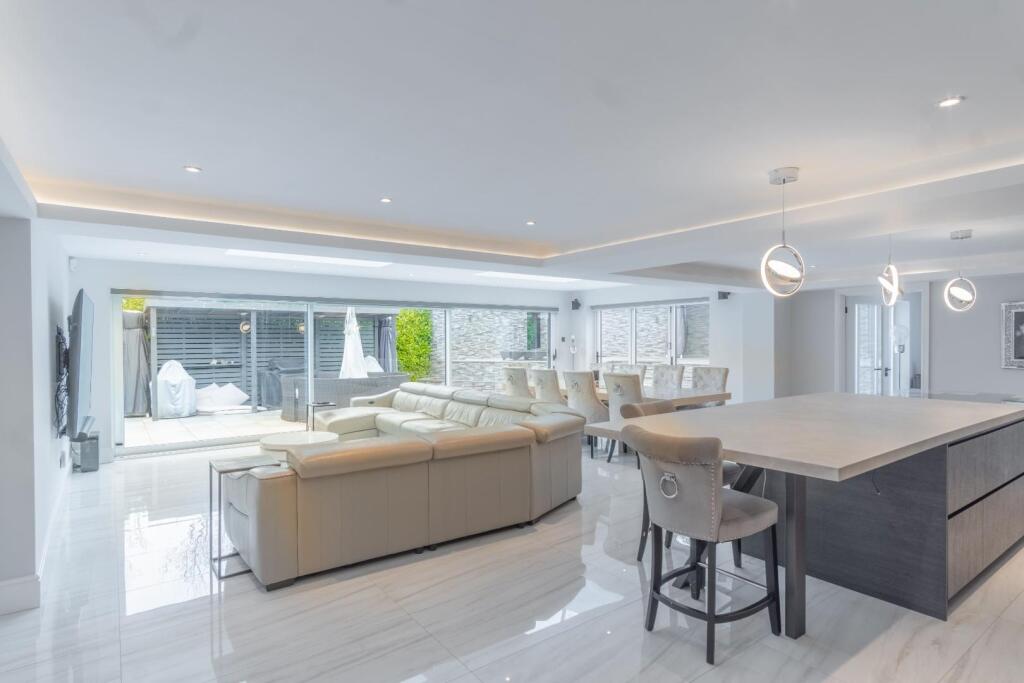 OPEN PLAN LIVING/DINING AREA