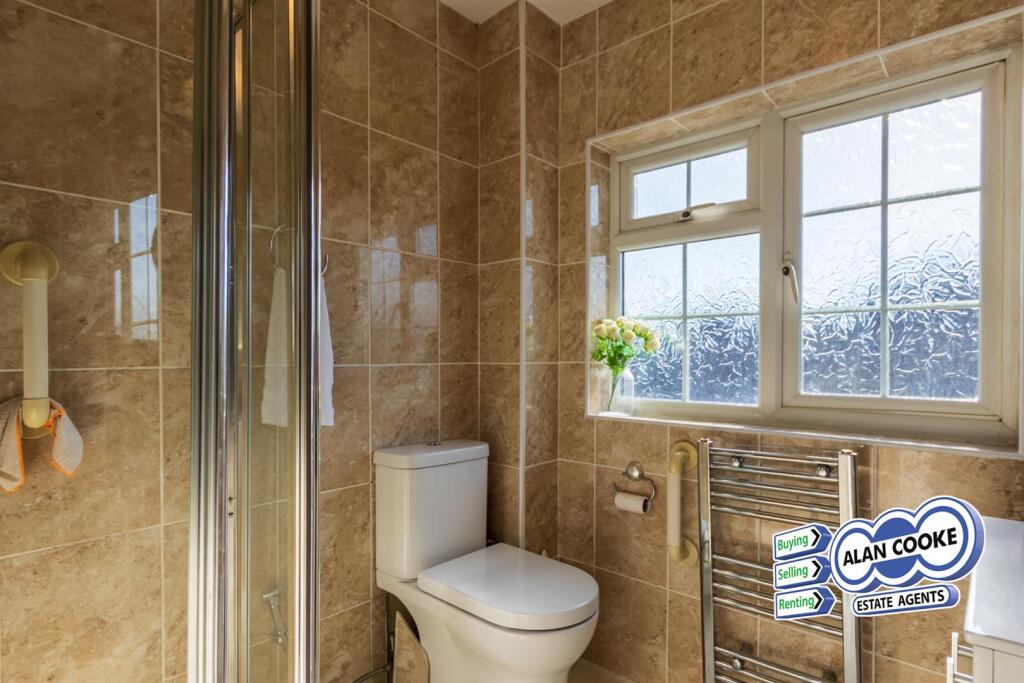 EN-SUITE SHOWER ROOM