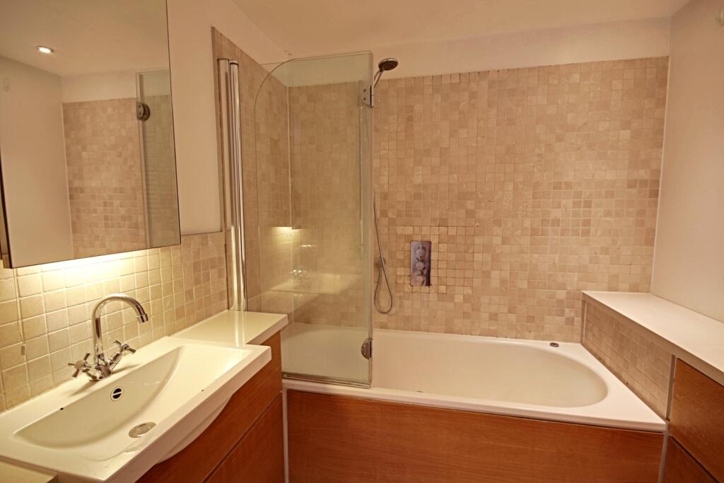 F401 Sir Giles Gilbert Scott Building - Bathroom