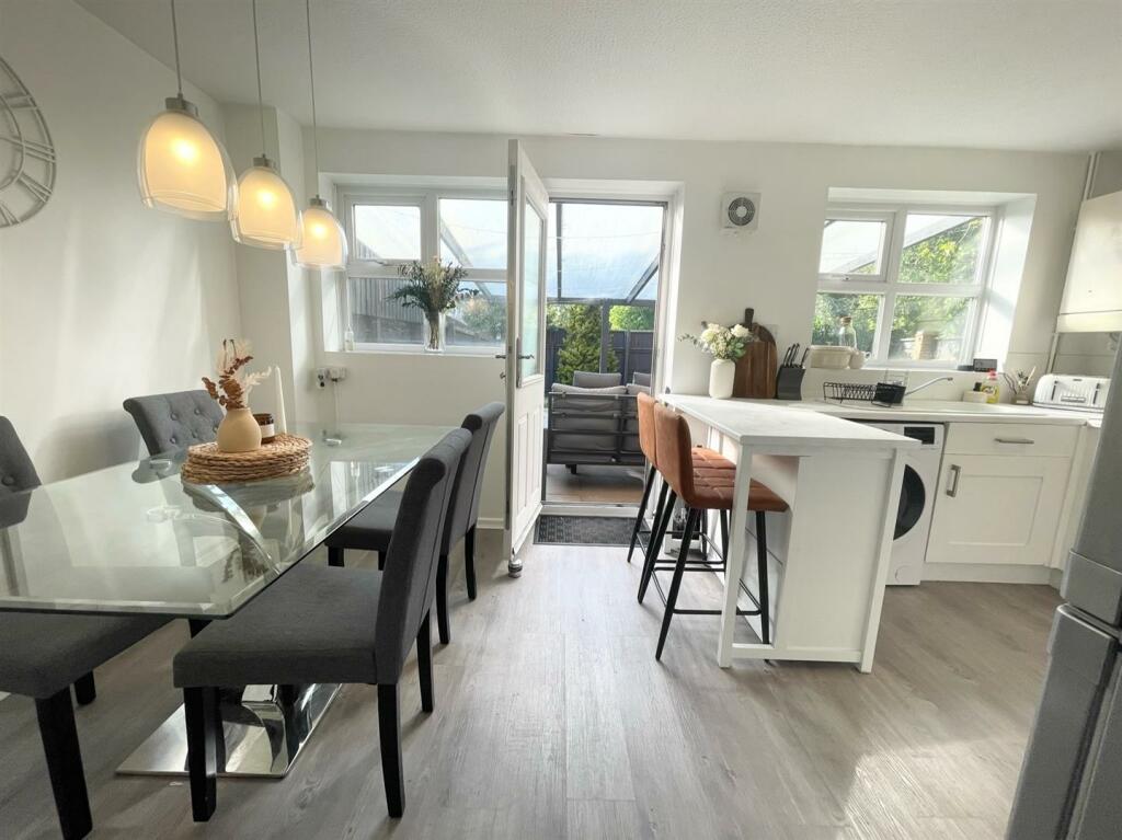 Kitchen 2.jpg