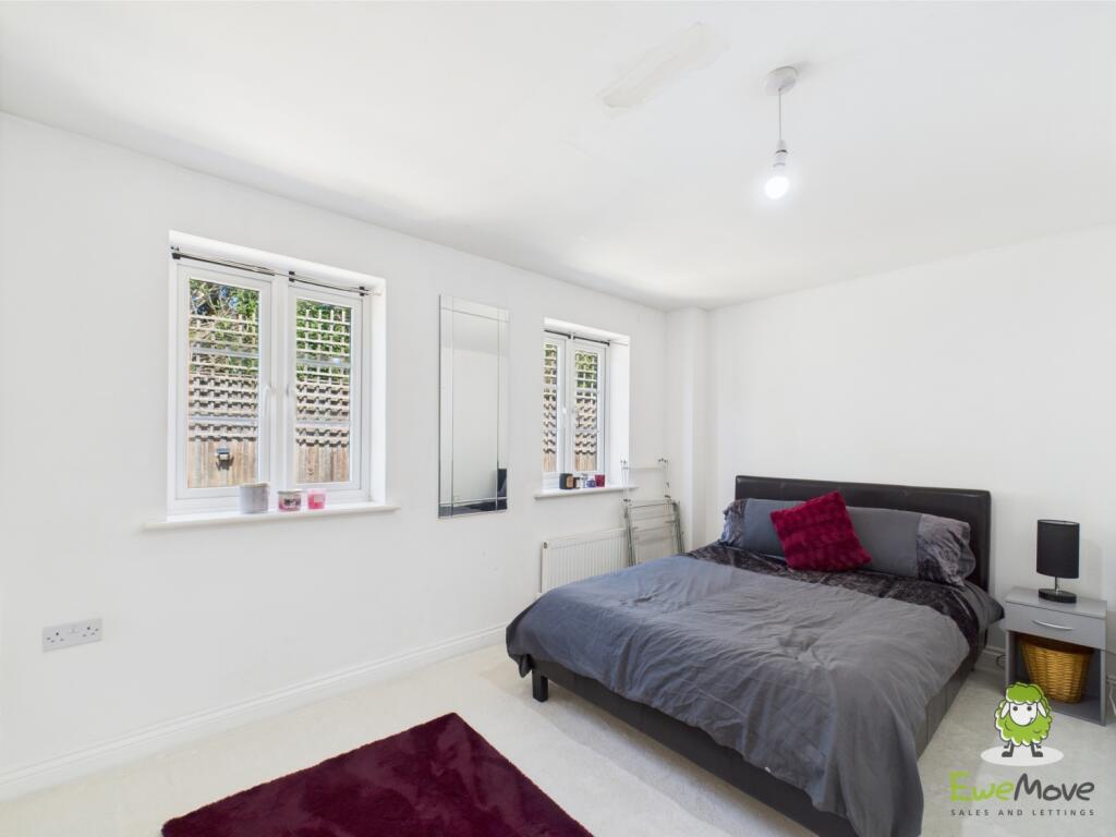 EweMove Estate Agents Basingstoke - Sinclair Drive