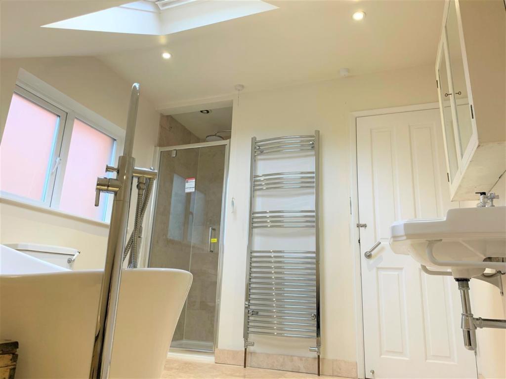 Bathroom 2.jpg