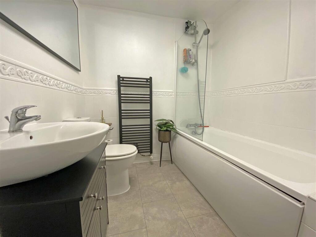 Echo Crescent 84 - Bathroom.jpg