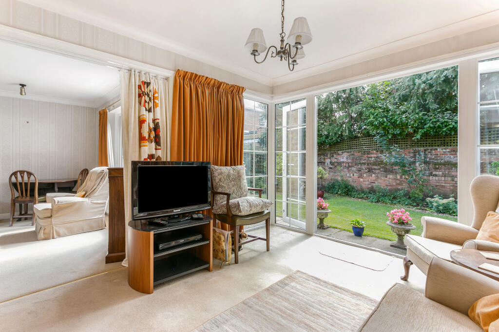 Snug/Dining Room