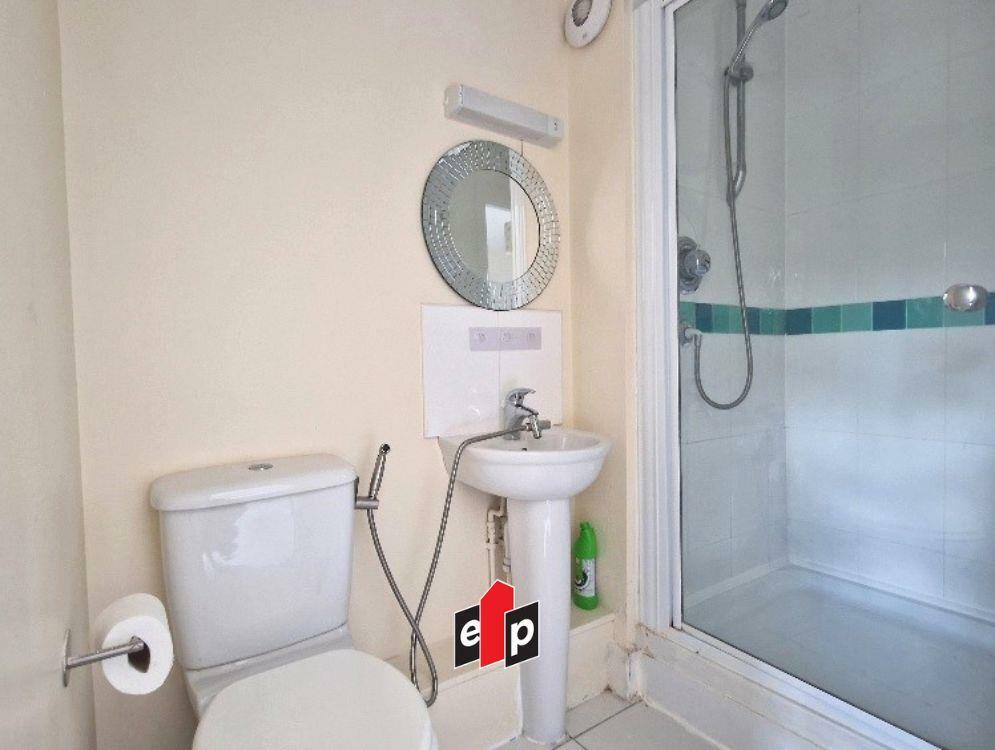 Mandara Point, Drapers Field - En-Suite Shower Roo