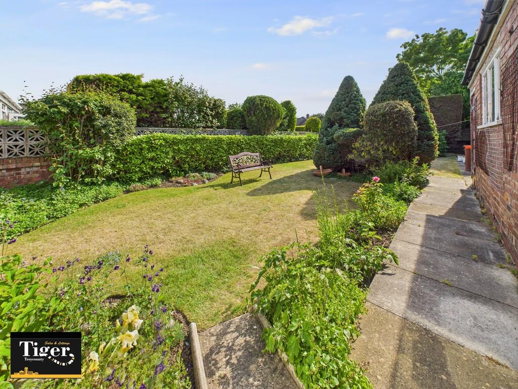 CAM02176G0-PR0585...