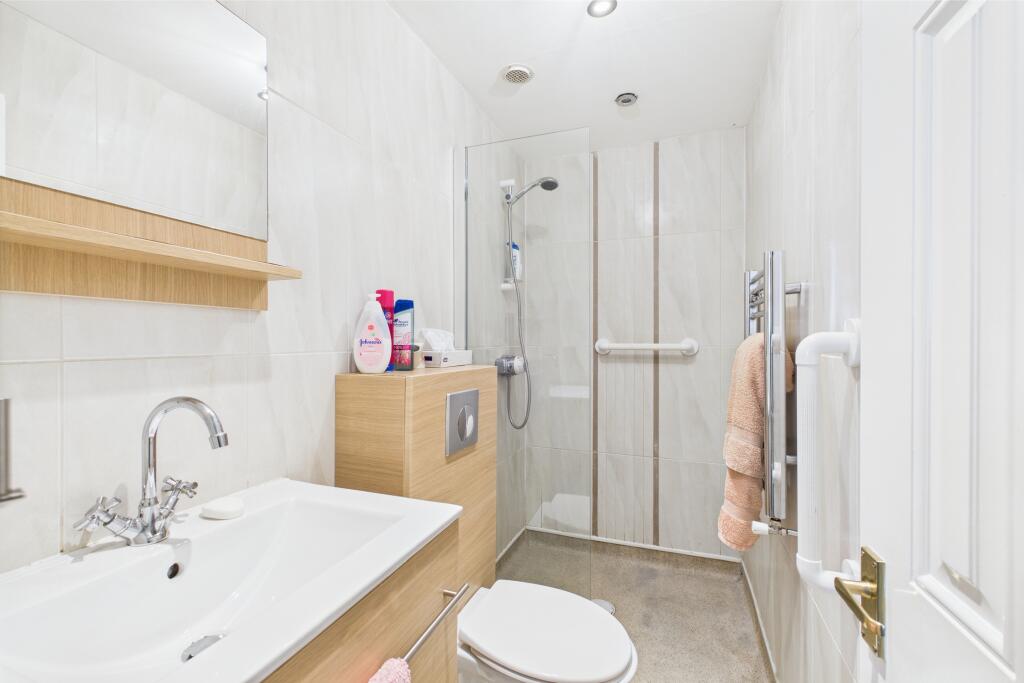 CAM04201G0-PR0077-STILL025