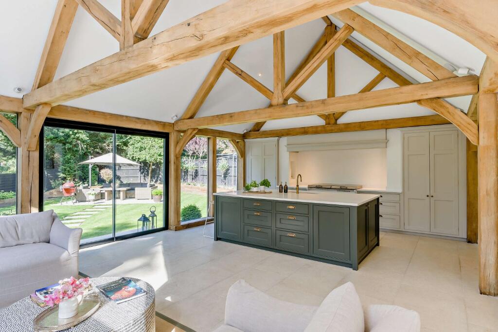 Kitchen/Sitting Area