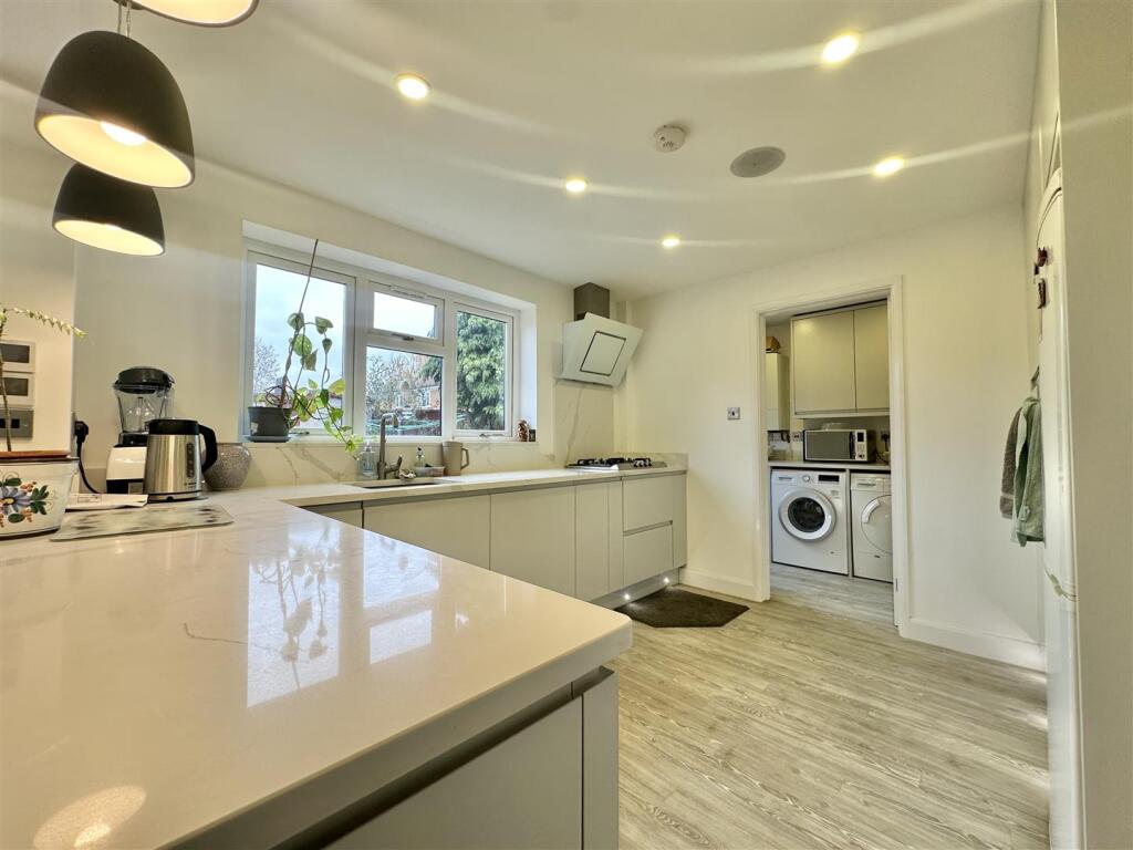 KITCHEN AND DINER