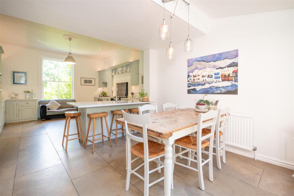 Live in Breakfast Kitchen