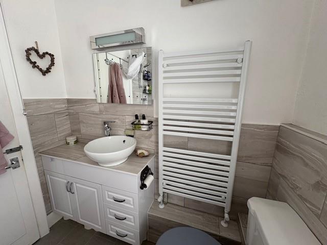 Bathroom b.jpg