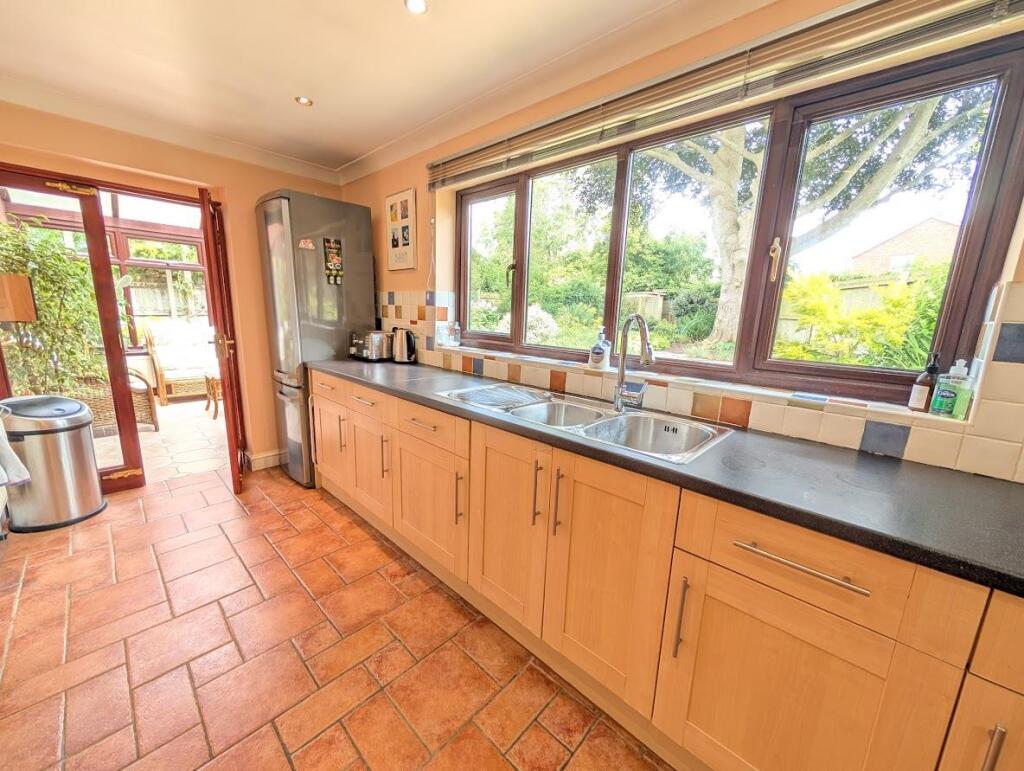 Kitchen 2.jpg