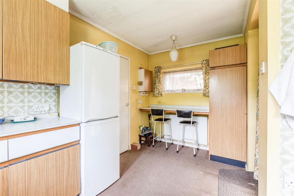 Sunnyside, Walnut Tree Lane, KT14 7AQ - 13.jpg