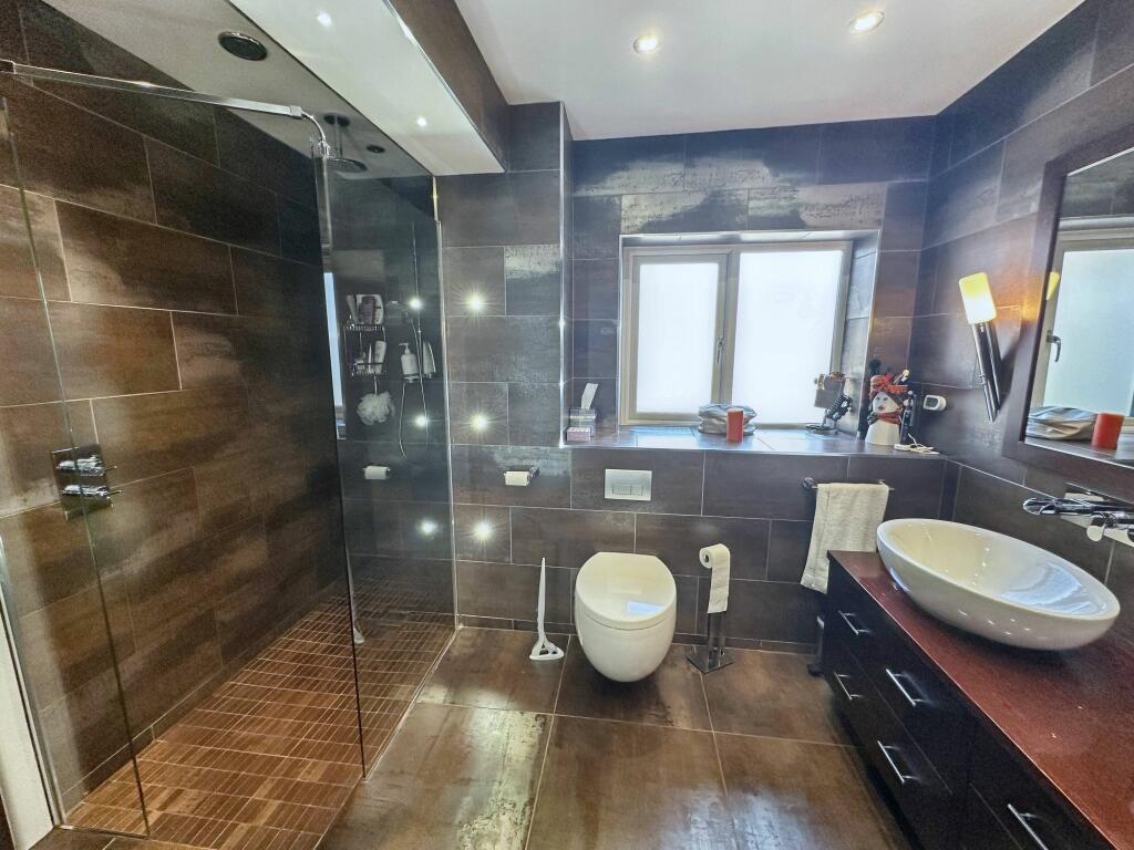 Master Bedroom with En-Suite and Dressing Room