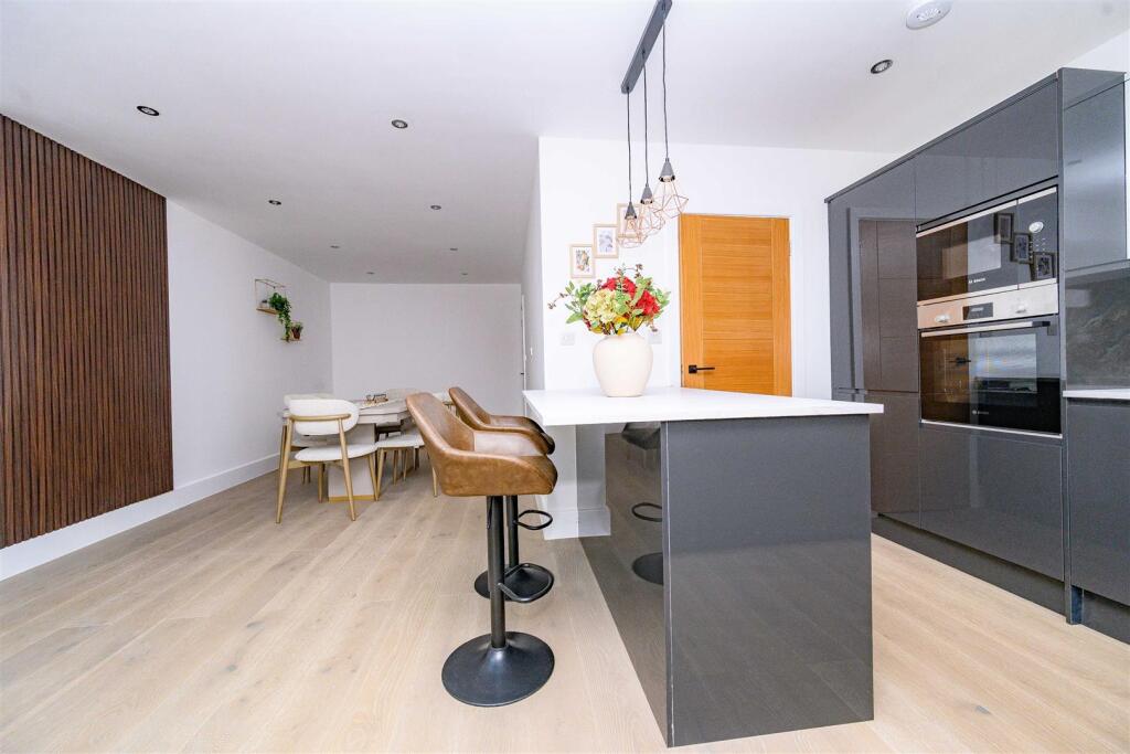Kitchen/ Dining Room