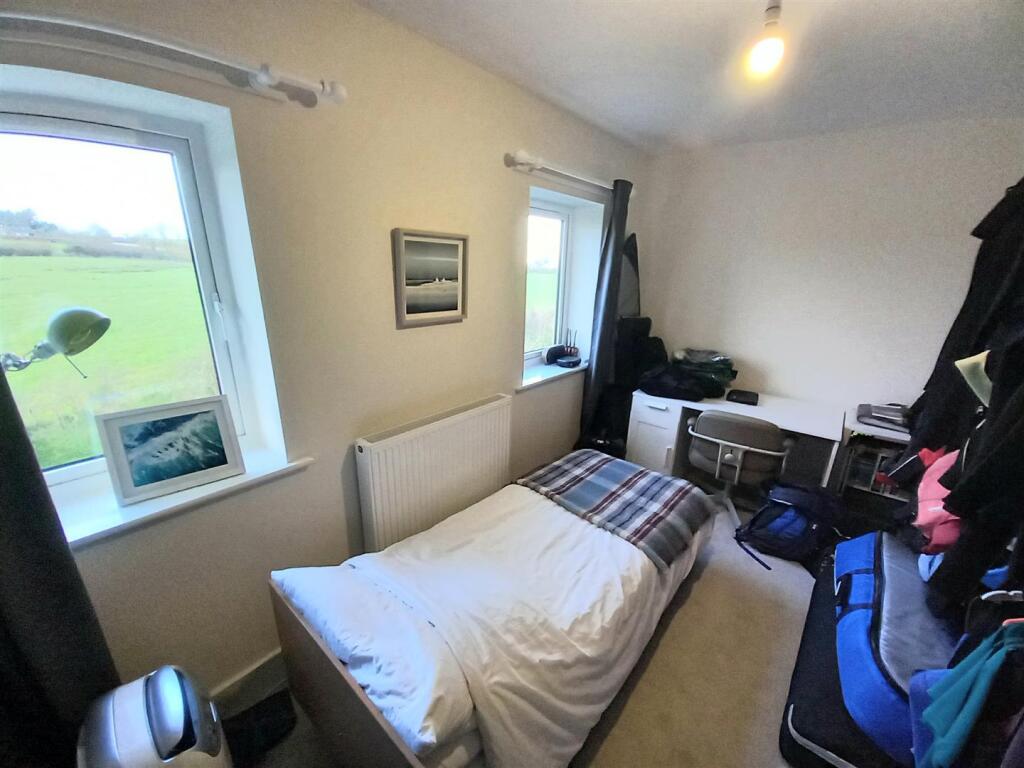 10 Stanley Court Bed 2.jpg