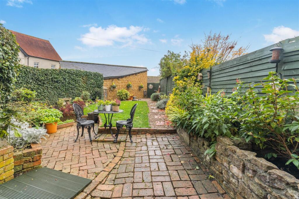 34 Queens Street, Middleton Cheney-10.jpg