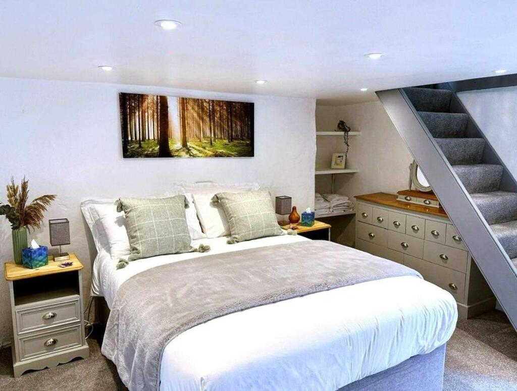 DOUBLE BEDROOM