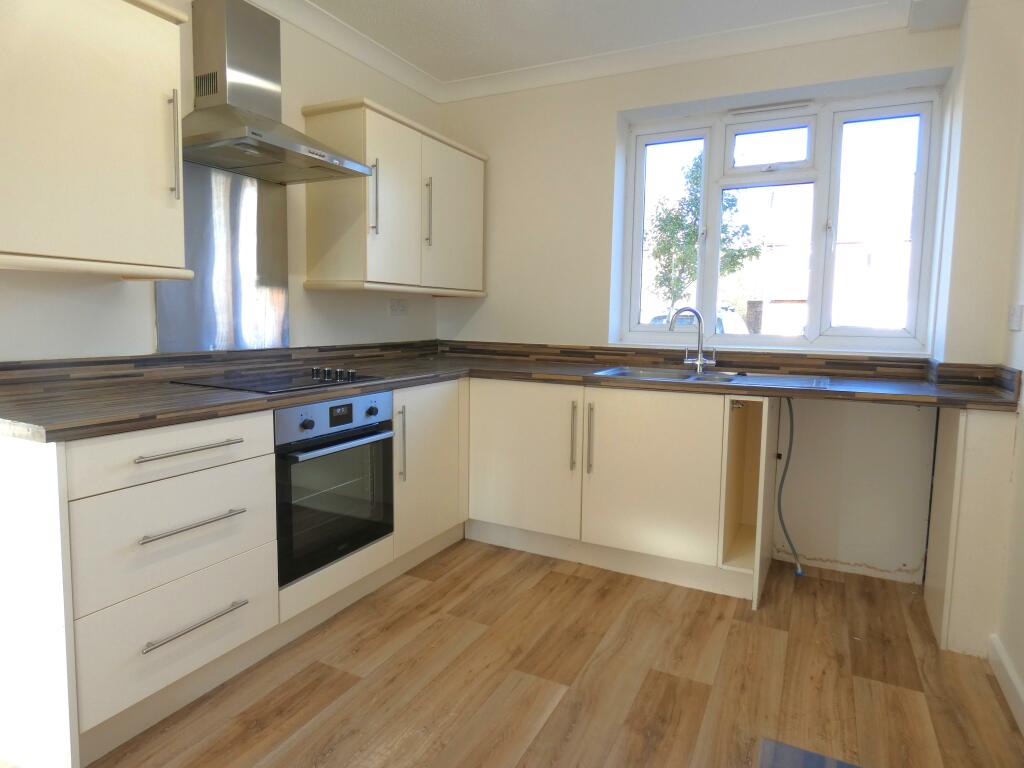 Pic 2 Kitchen (4).JPG