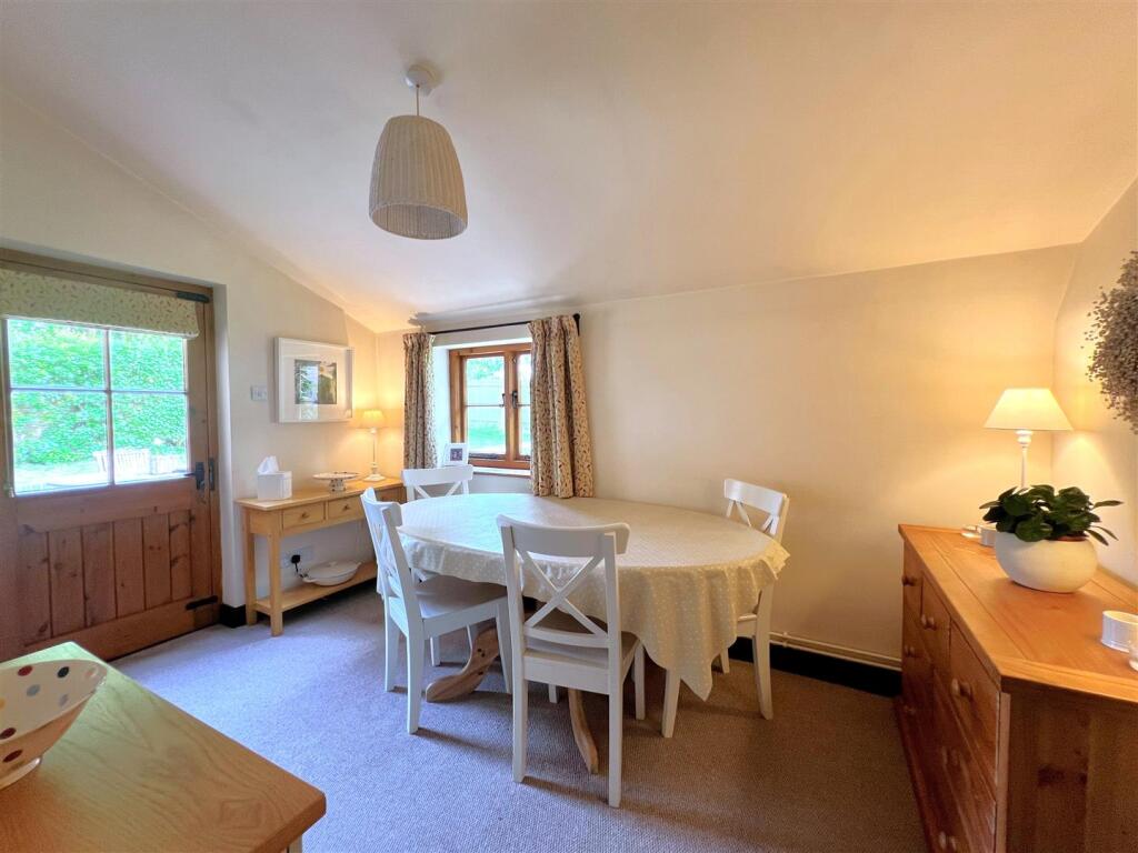 Breakfast Room 2.jpg