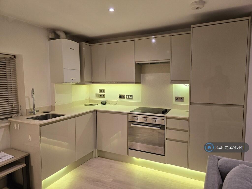 London Court, Reading, RG1