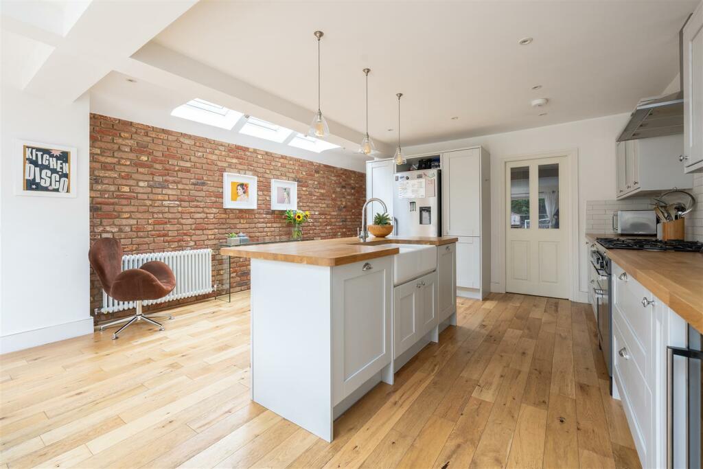 Crescent Road E18