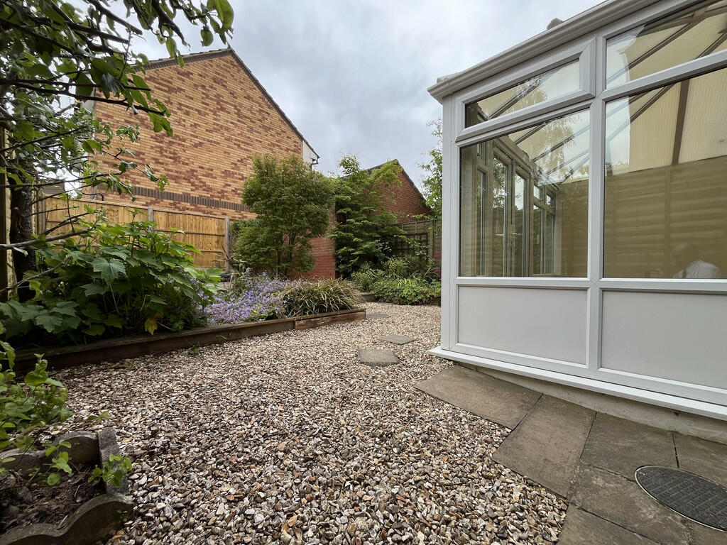 Side to rear gard...