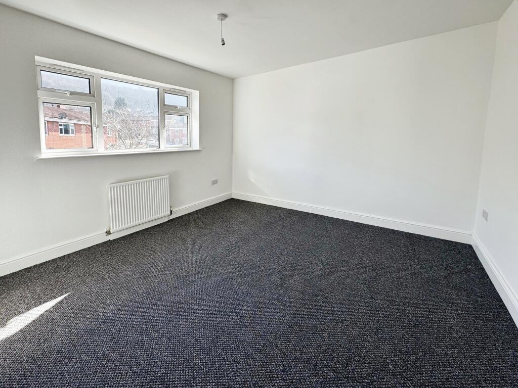 41183236-IMG-2025030