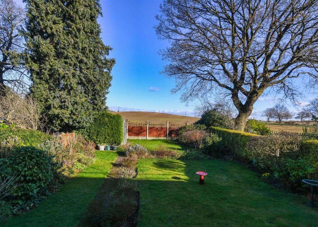 7 Yew Tree Road - Garden (2).jpg