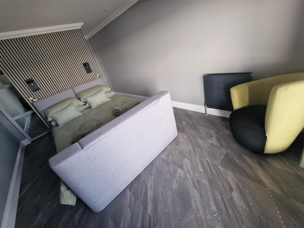 whitewings bed 3.jpg